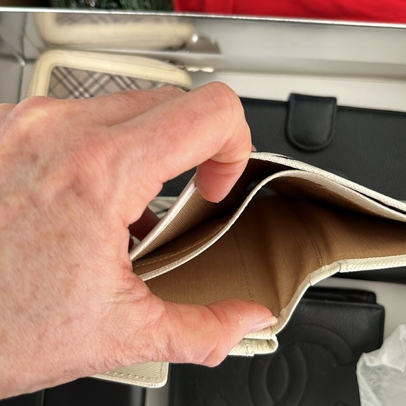 Burberry London bifold with kiss lock crossbody option Pristine condition - Picture 8 of 8